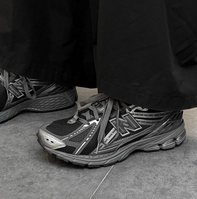 潜力股”SNEAKERS值得关注！！！qy千亿球友会极致黑才够帅！这4双“