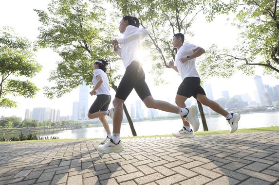物！鸿星尔克公园跑鞋赋能国动新动能千亿球友会首页入选2024年度好(图5)