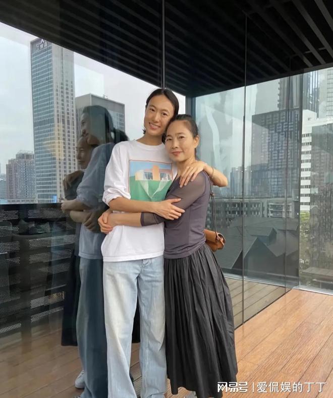 扮朴素老气秦舒培素颜皮肤真好陈冠希陪老婆回河南老家探亲打
