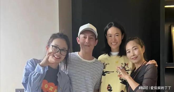 扮朴素老气秦舒培素颜皮肤真好陈冠希陪老婆回河南老家探亲打(图3)