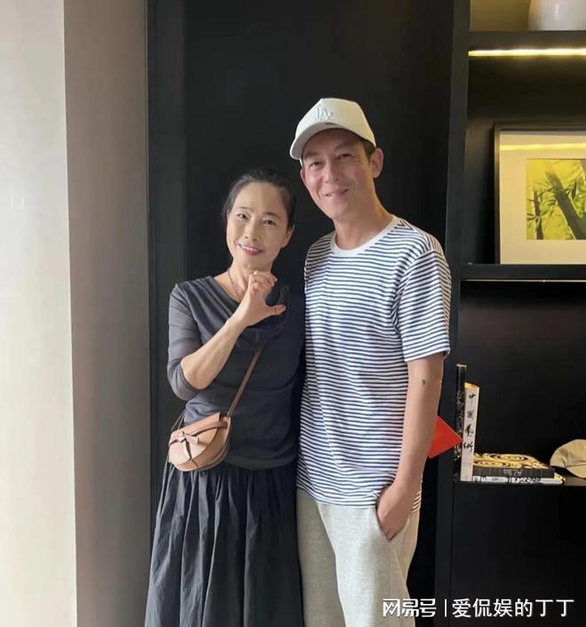 扮朴素老气秦舒培素颜皮肤真好陈冠希陪老婆回河南老家探亲打(图4)