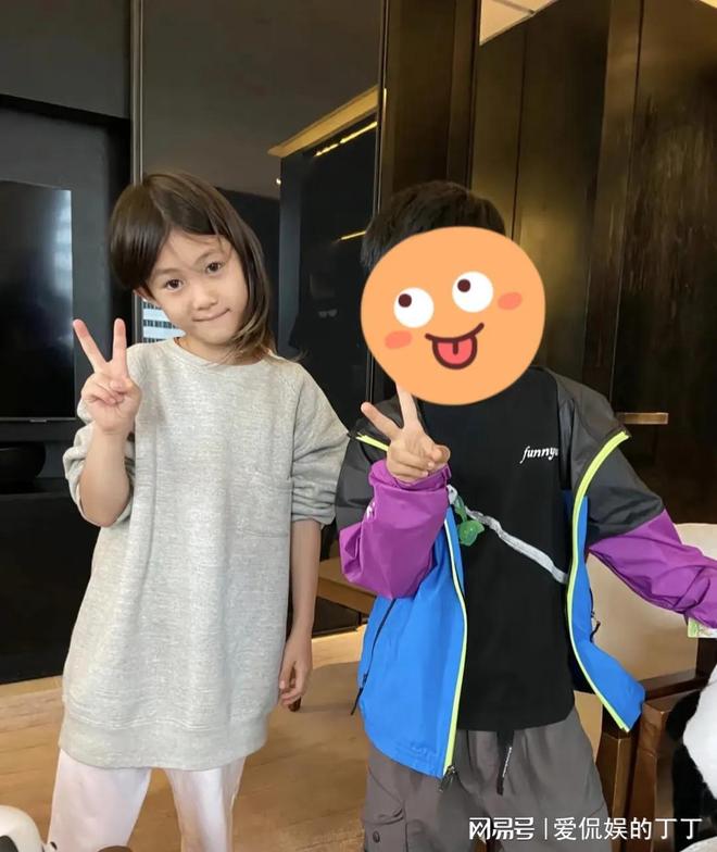 扮朴素老气秦舒培素颜皮肤真好陈冠希陪老婆回河南老家探亲打(图6)